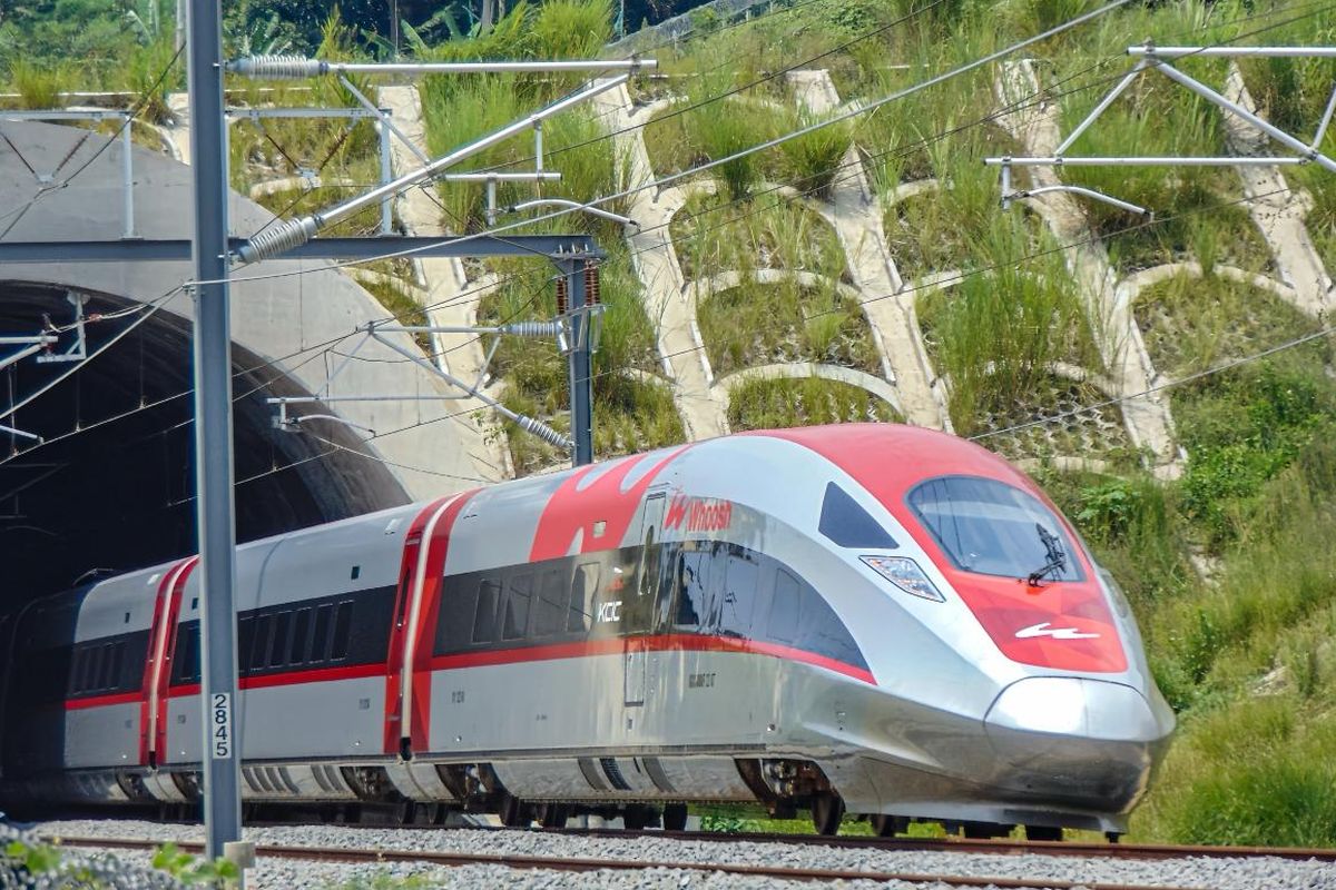 Danantara Selamatkan BUMN Dari Tumpukan Utang Whoosh