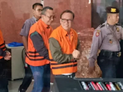 Immanuel Ebenezer Kenakan Rompi Oranye KPK