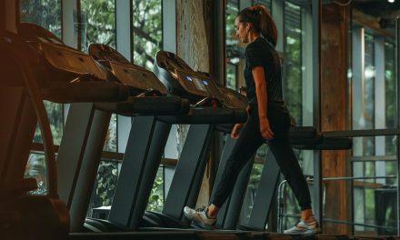 Luar Ruangan Atau Treadmill? Ini Pilihan Terbaik Menurut Dokter