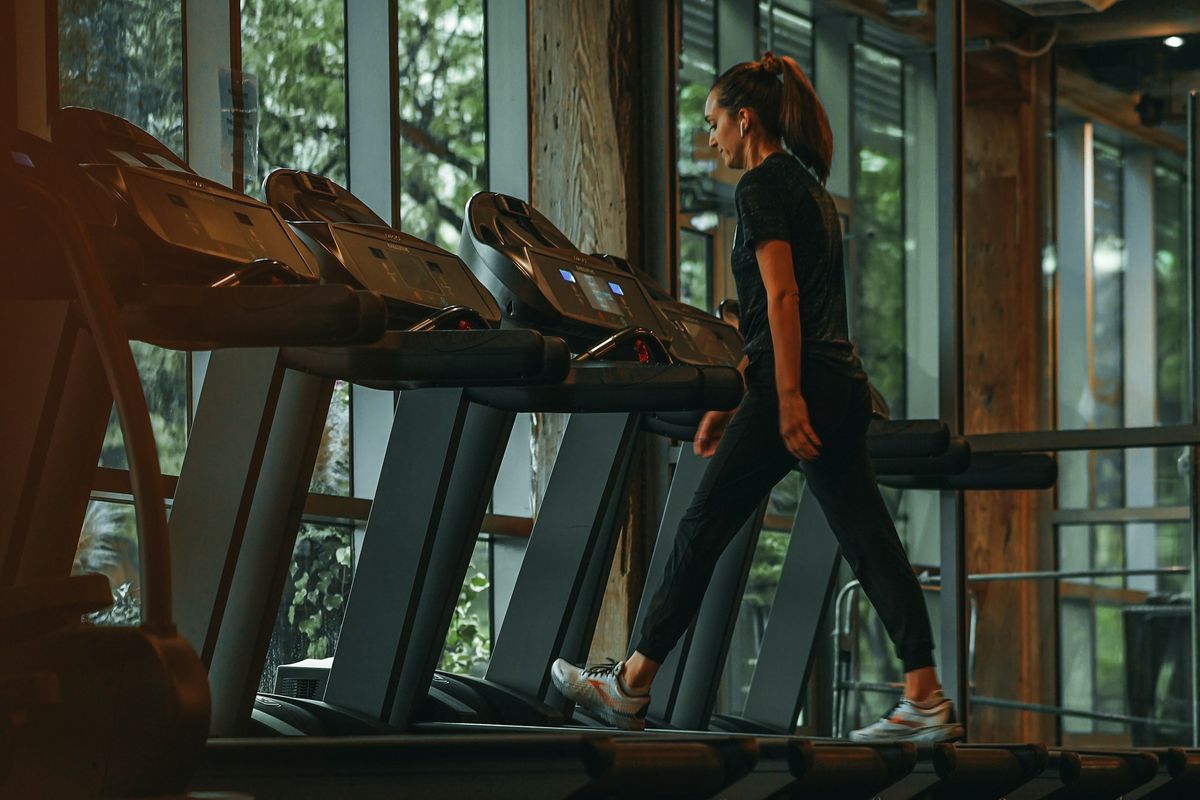 Luar Ruangan Atau Treadmill? Ini Pilihan Terbaik Menurut Dokter