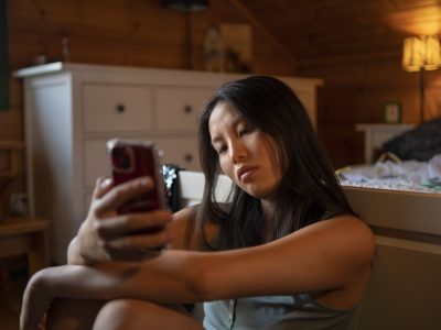 Waspada Doom Scrolling: Ancaman Serius Bagi Kesehatan Mental